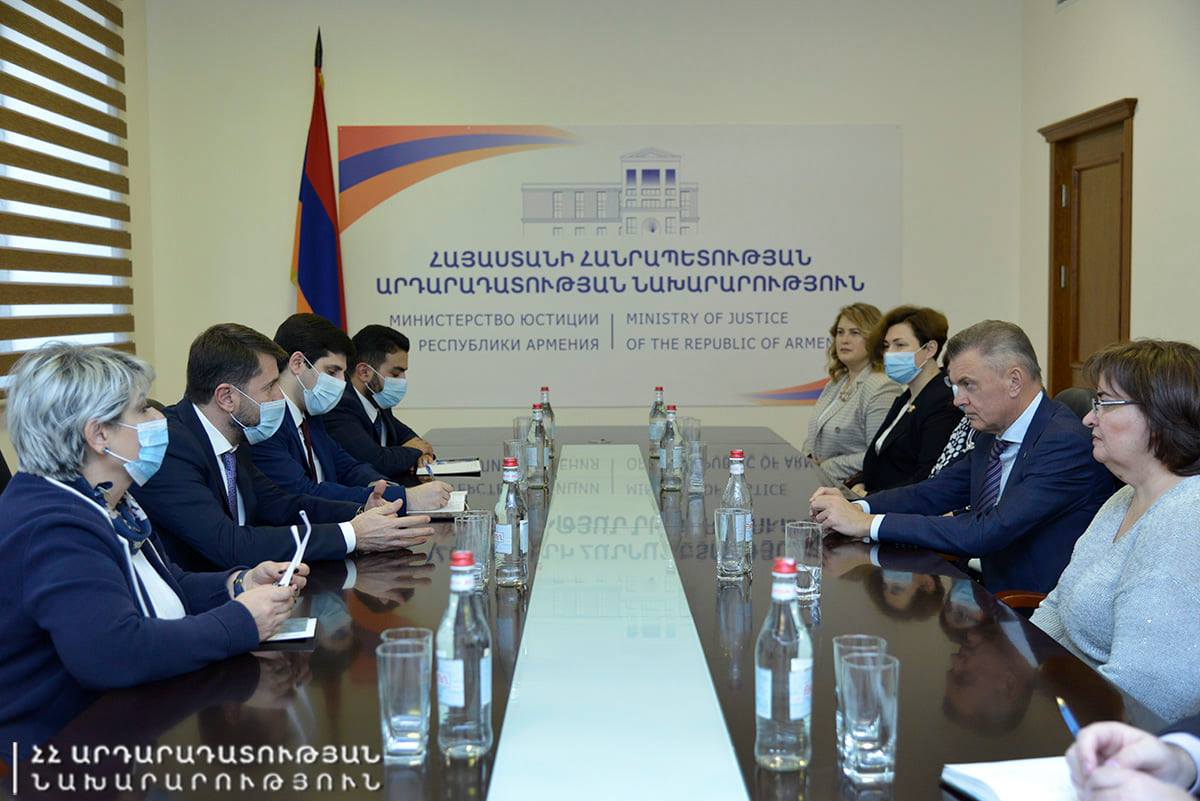 ՌԴ ՆՈՏԱՐԱԿԱՆ ՊԱԼԱՏԻ ՆԱԽԱԳԱՀԻ ԵՎ ԲԵԼԱՌՈՒՍԻ ՊԱԼԱՏԻ ՎԵՐՍՏՈՒԳԻՉ ՀԱՆՁՆԱԺՈՂՈՎԻ ՆԱԽԱԳԱՀԻ ՀԵՏ ԿԱՐԵՆ ԱՆԴՐԵԱՍՅԱՆԸ ՔՆՆԱՐԿԵԼ Է ՆՈՏԱՐԱԿԱՆ ՈԼՈՐՏՈՒՄ ՔԱՂԱՔԱՑԻՆԵՐԻ ԿՈՂՄԻՑ ԲԱՐՁՐԱՑՎԱԾ ԽՆԴԻՐՆԵՐԸ